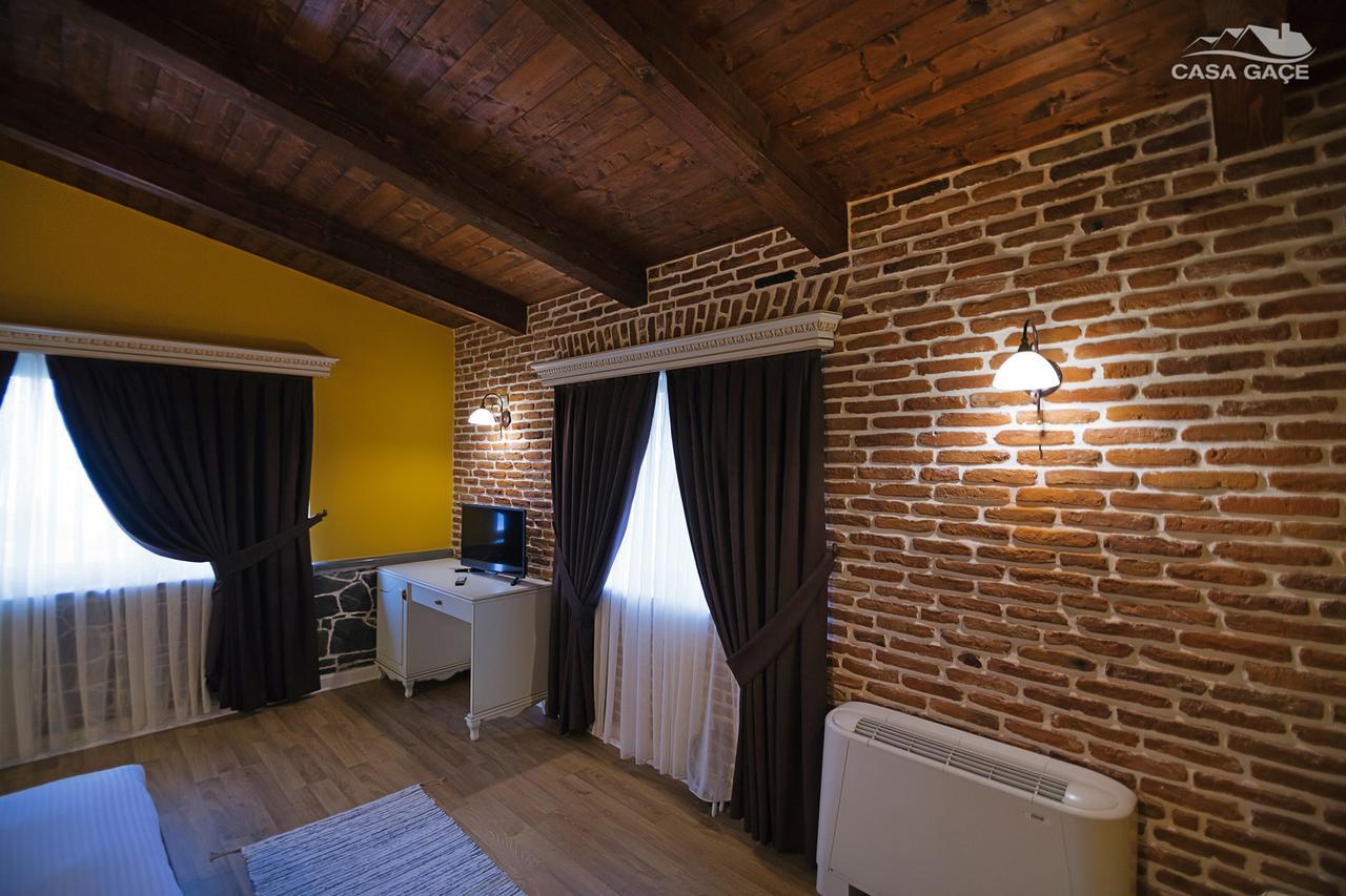 Casa Gace Hotel Корча Экстерьер фото